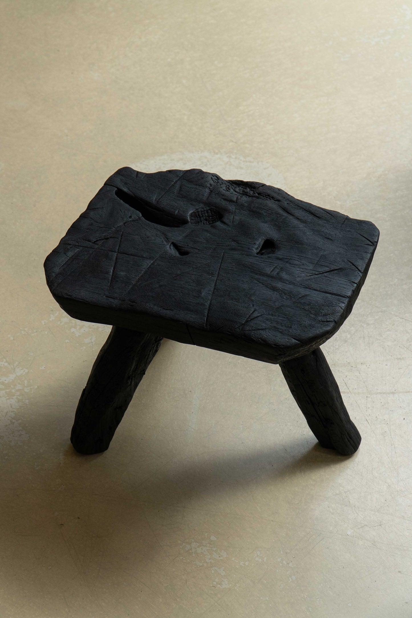 Tabouret bois brûlé