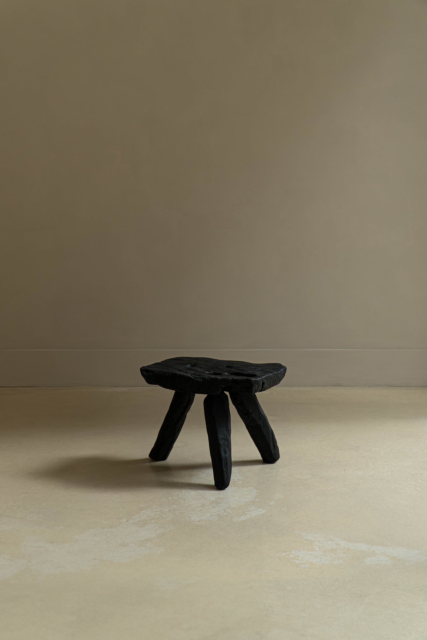 Tabouret bois brûlé