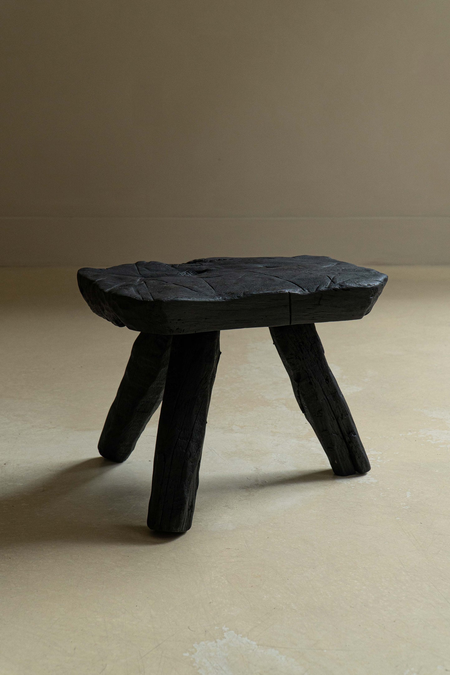 Tabouret bois brûlé