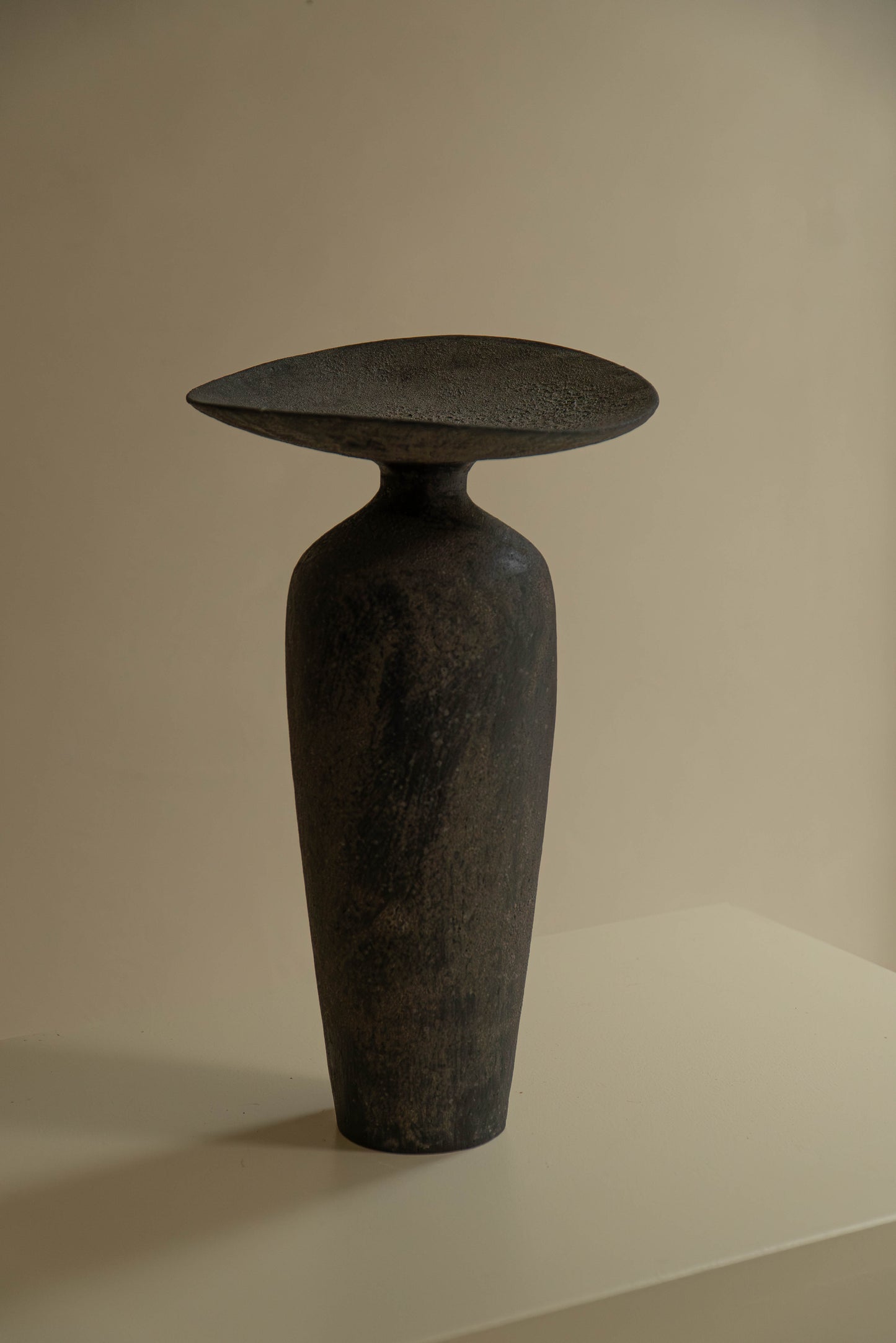 VASE COROLLE CRATÈRE NOIR