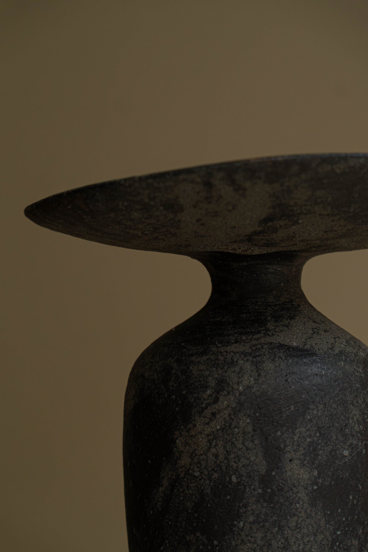 VASE COROLLE CRATÈRE NOIR