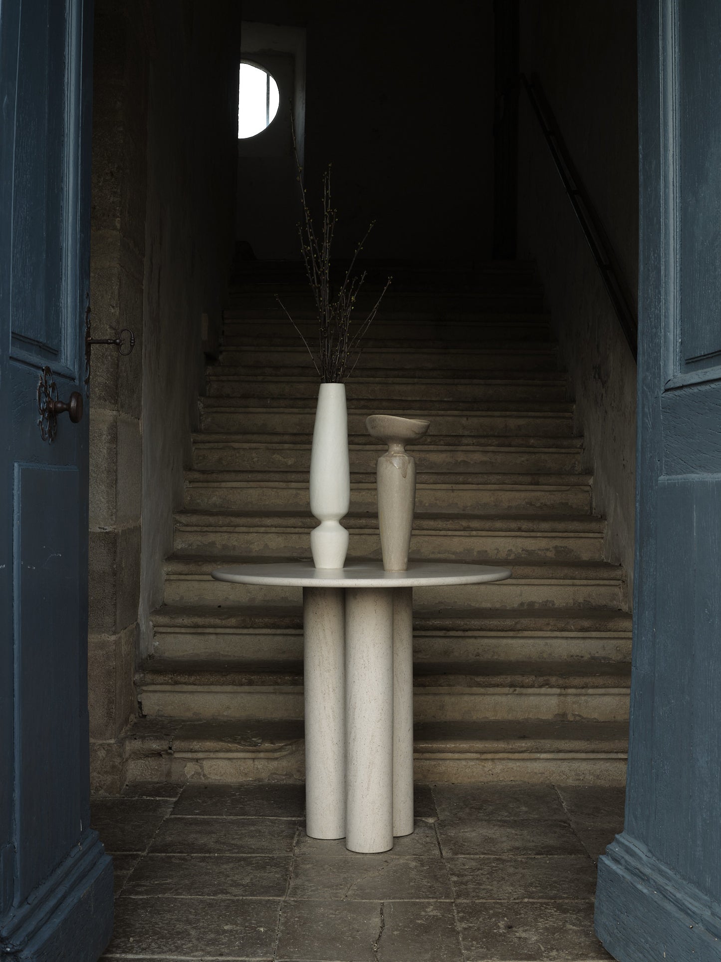 Yunuen pedestal table