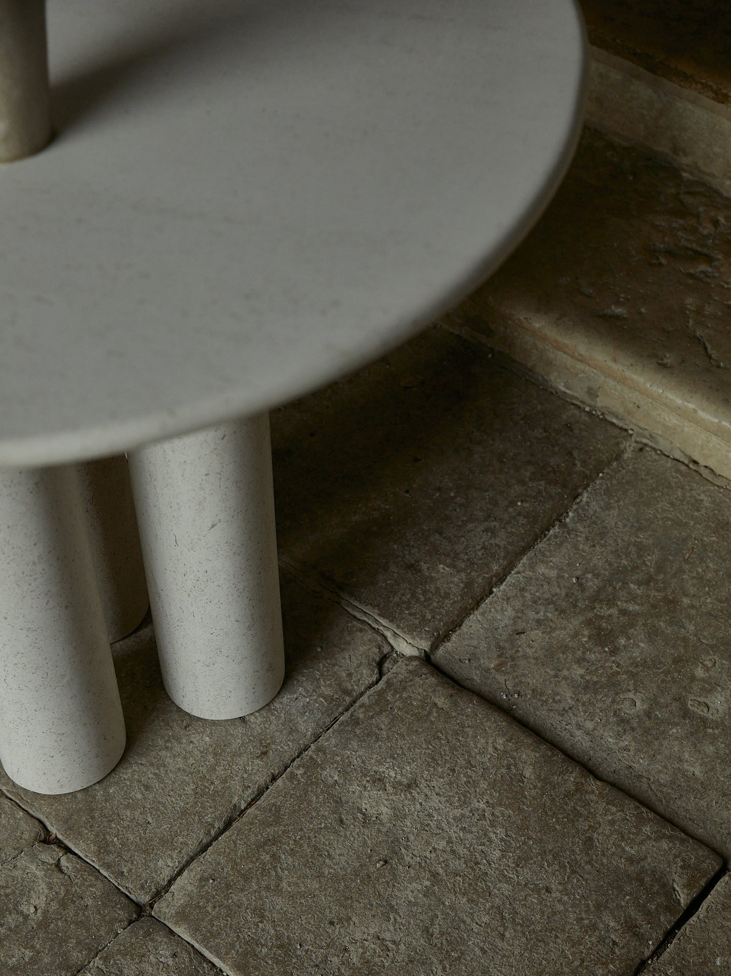 Yunuen pedestal table