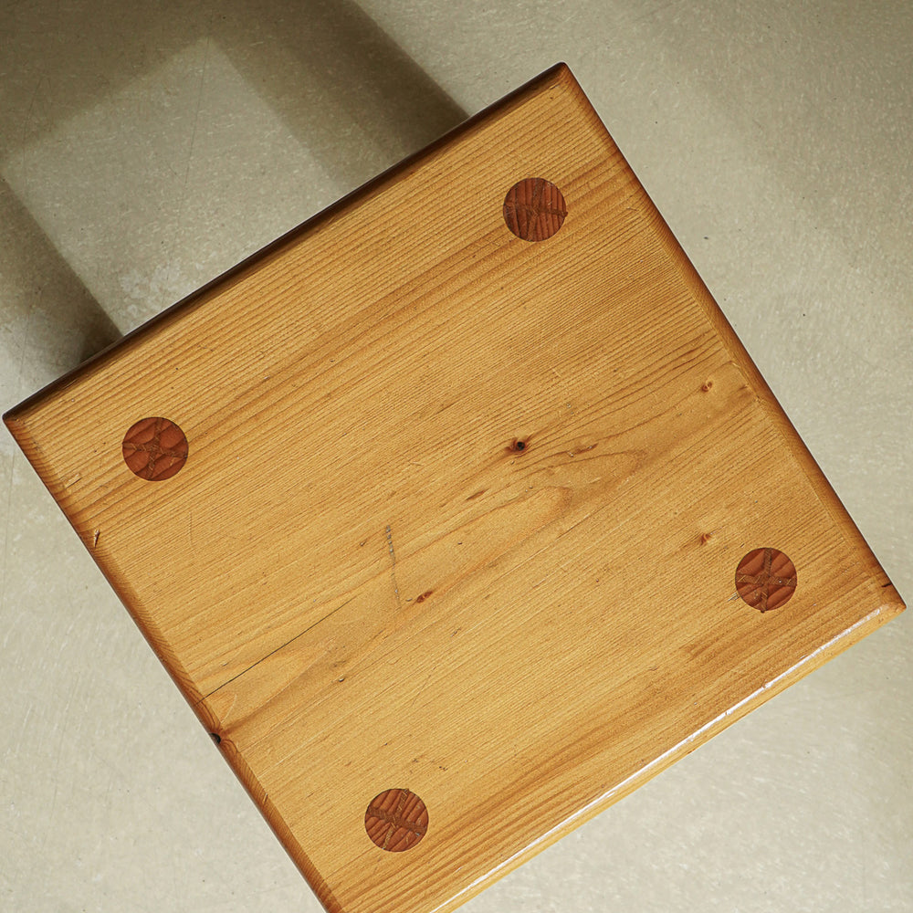 
                      
                        TABOURET PIN
                      
                    