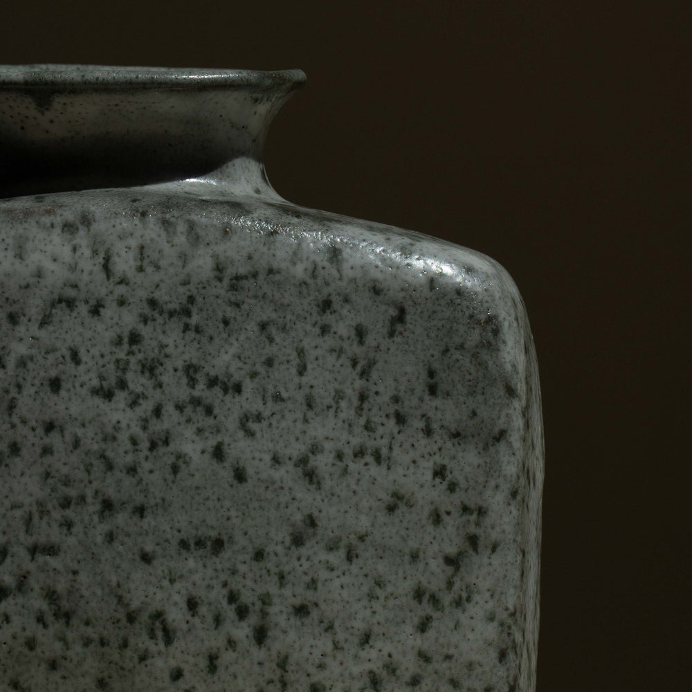 
                      
                        VASE GRIS
                      
                    