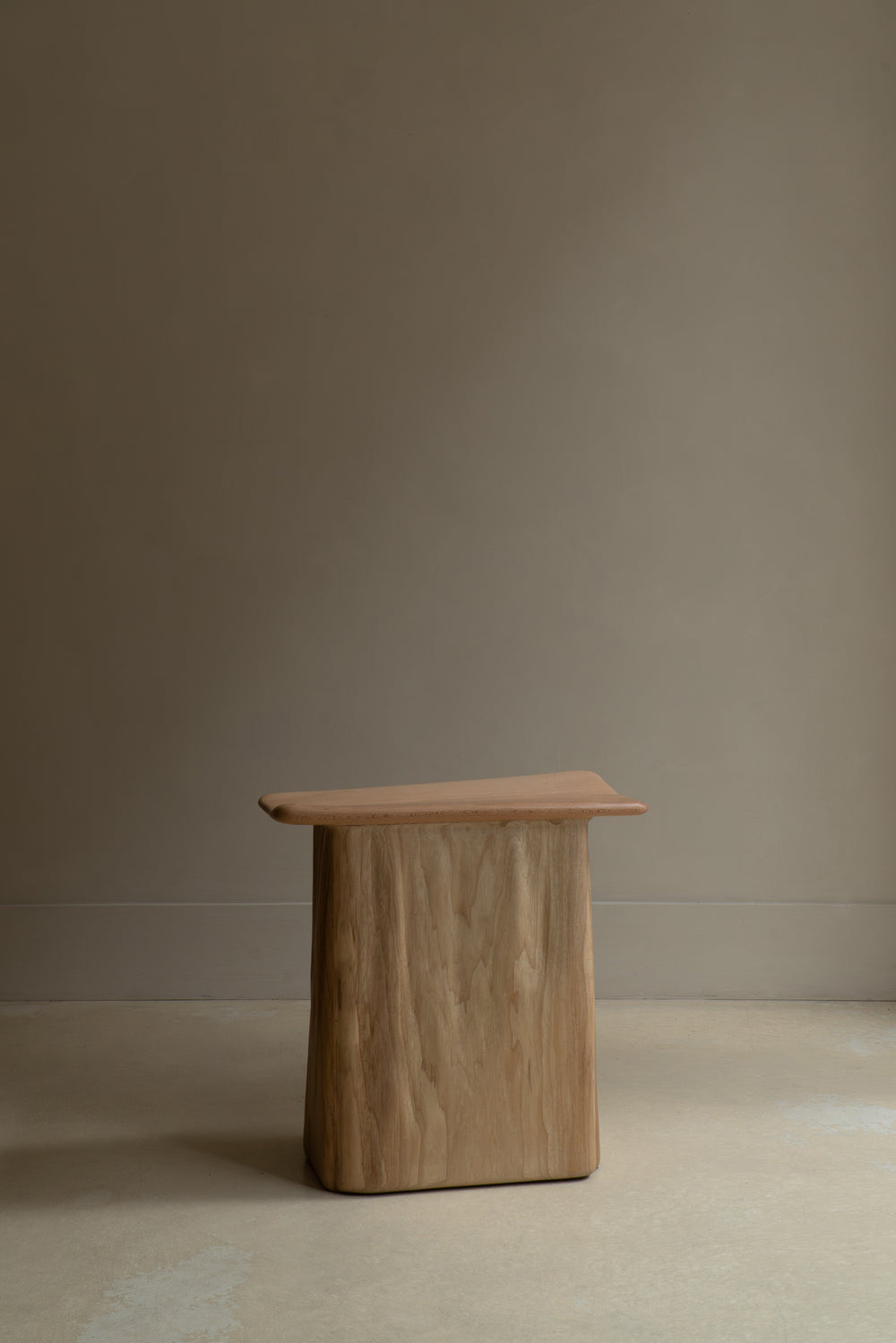 R1124 Tabouret en bois