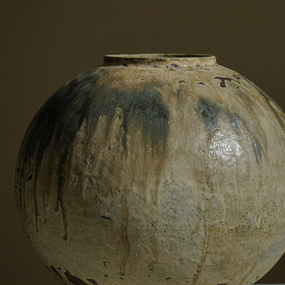 
                      
                        VASE MOON JAR
                      
                    