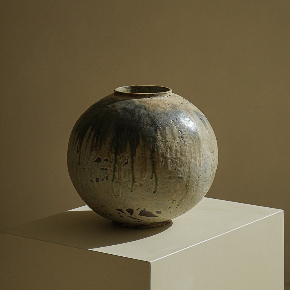 
                      
                        VASE MOON JAR
                      
                    