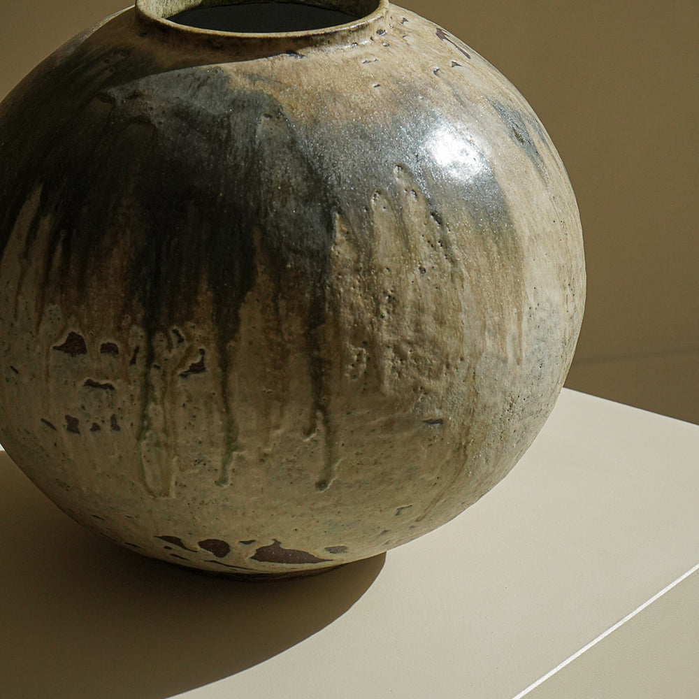 
                      
                        VASE MOON JAR
                      
                    