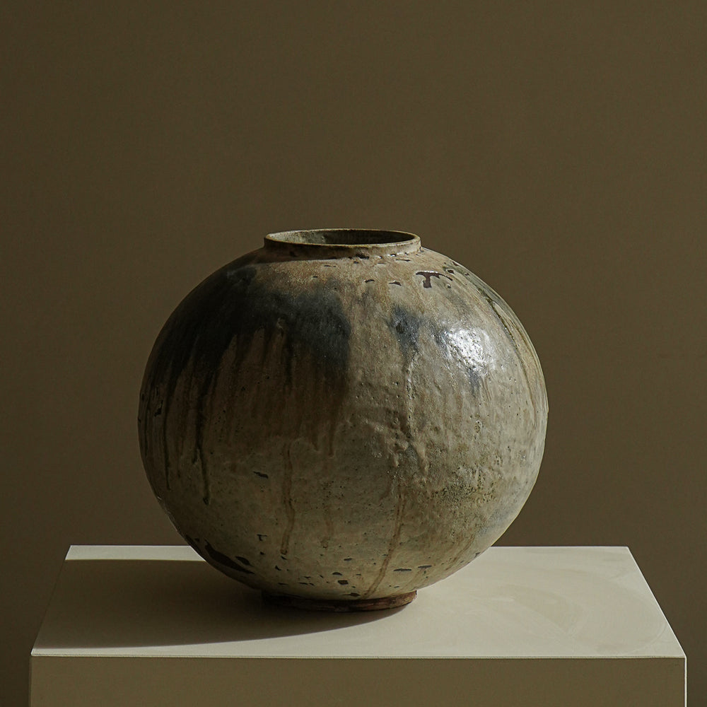 
                      
                        VASE MOON JAR
                      
                    