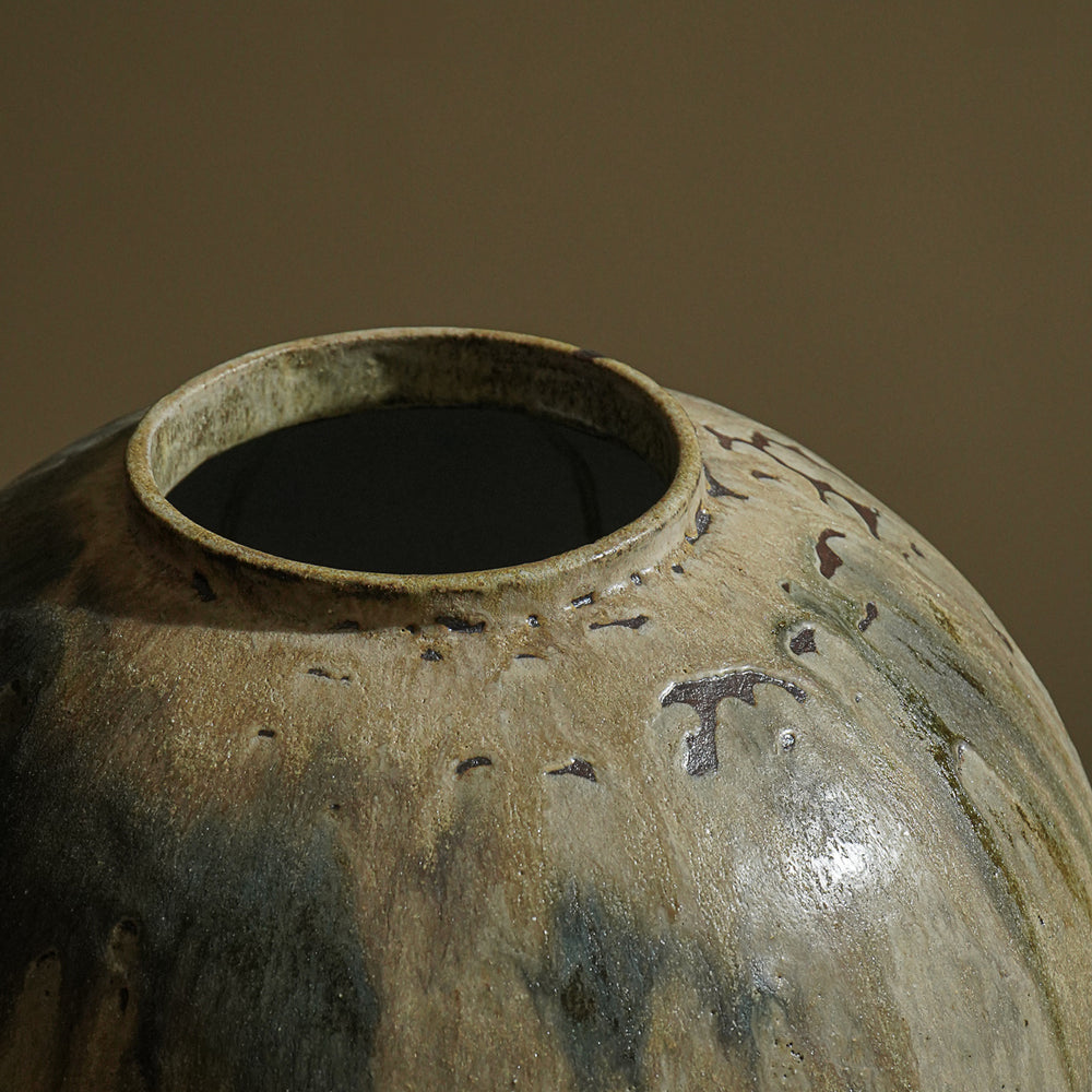 
                      
                        VASE MOON JAR
                      
                    