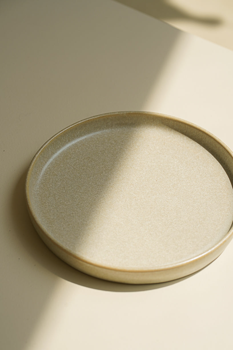 Small beige Kono plate
