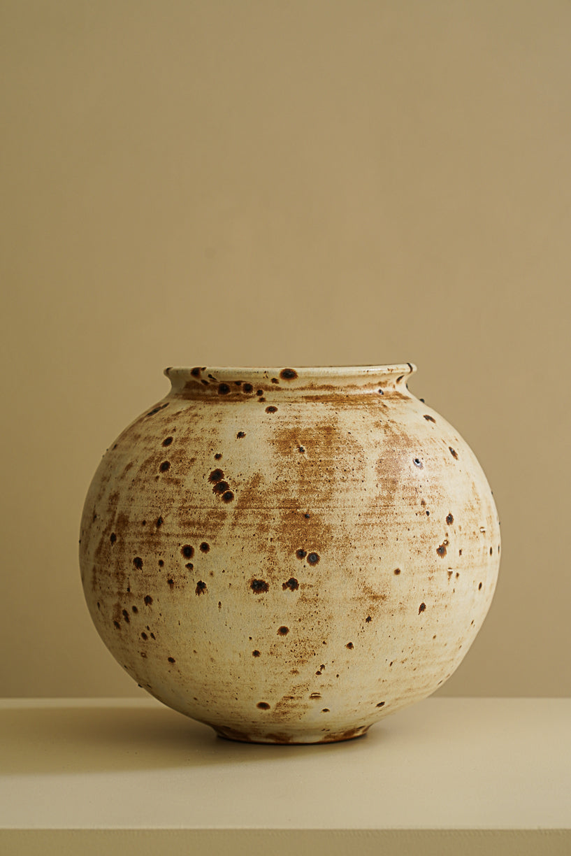 Round red-white speckled vase