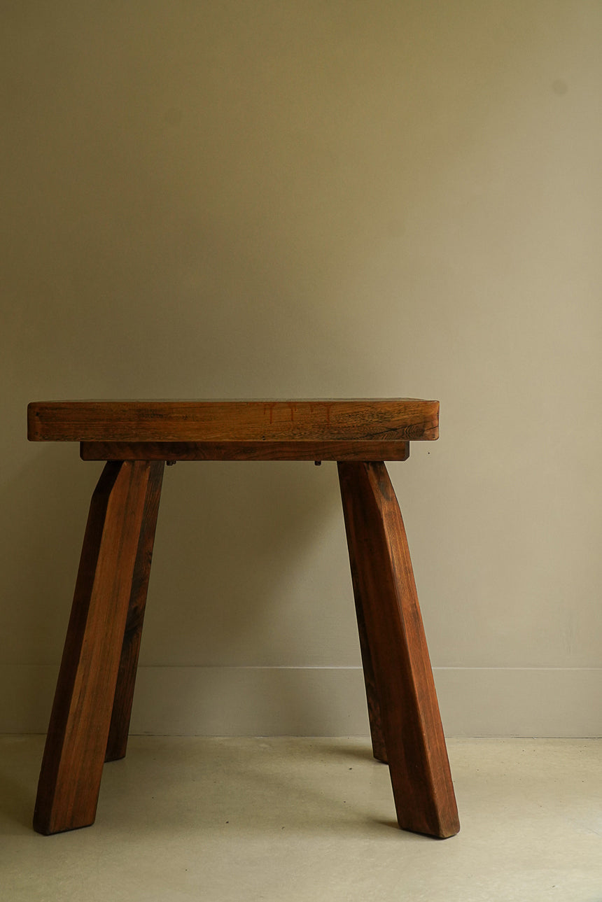 Table carrée brutaliste